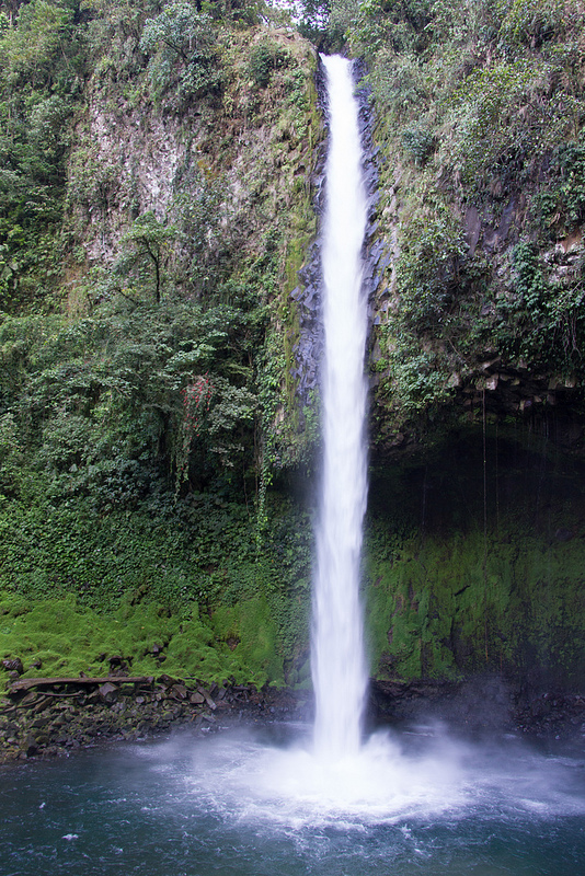 Imagine standing in front of this water fall in Costa Rica !!
